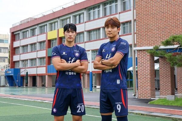 충북청주프로축구단의 유소년 육성 시스템이 첫 결실을 맺었다.(▲충북청주FC, U18 운호고 이은교(왼쪽)·김다현 구단 최초 프로 계약) /사진=충북청주FC