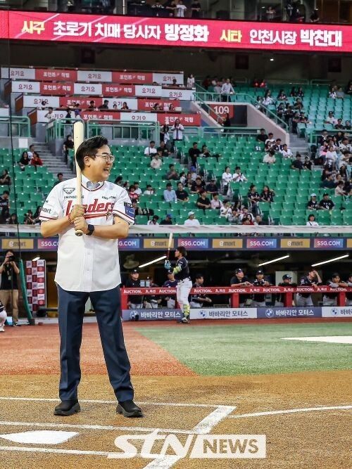 시타자로 타석에 선 박찬대 시장/사진=박찬대 SNS