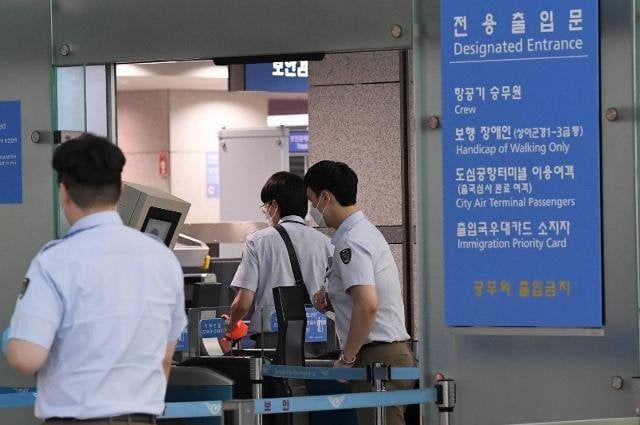 df52c8af292310b6e76dc0e273e1dcc2982e0148.jpg 이제는 연예인 전용 출입문이 생긴 인천공항.jpg