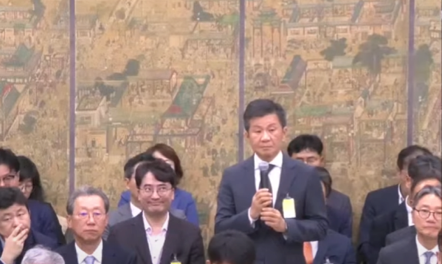 image.png vip석에서 국정감사 직관중인 사람 표정