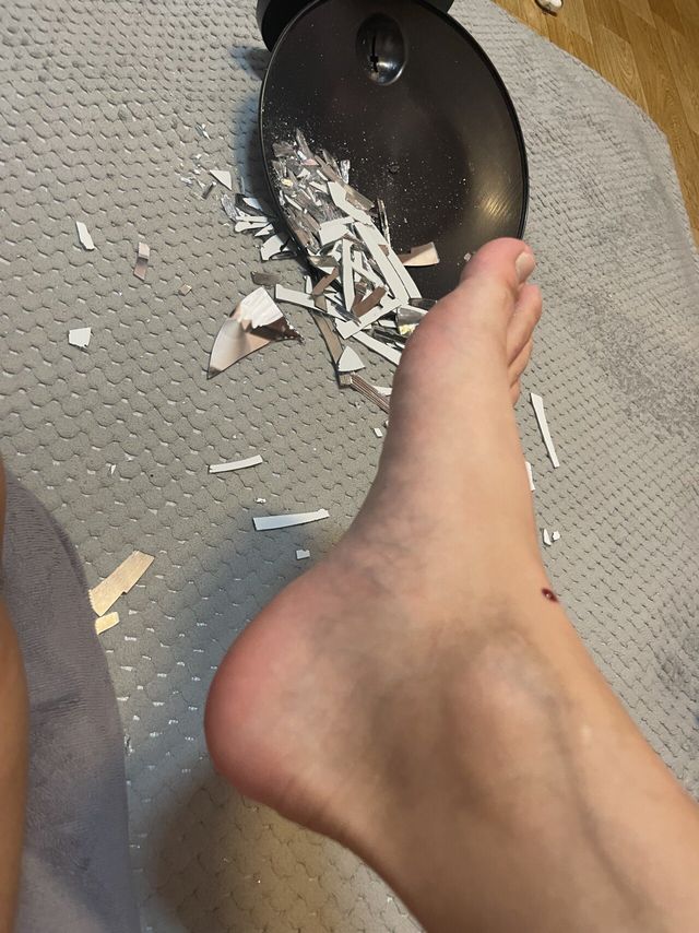 IMG_3354.jpeg 거울 밟고 그대로 주저앉았습니다