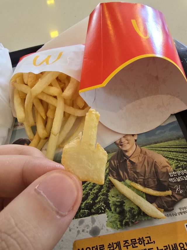 20241030_122925.jpg 하다하다 감자튀김도 나한테 욕하고있네 ㅋㅋㅋ