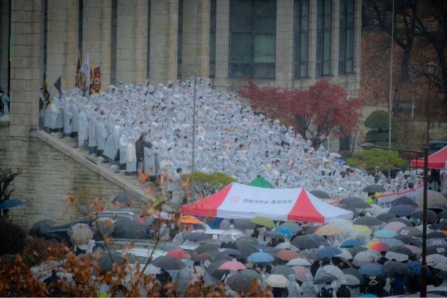 18c573778344f8151.jpg 이쯤에서 다시보는 작년 12월 경북대생들 시위