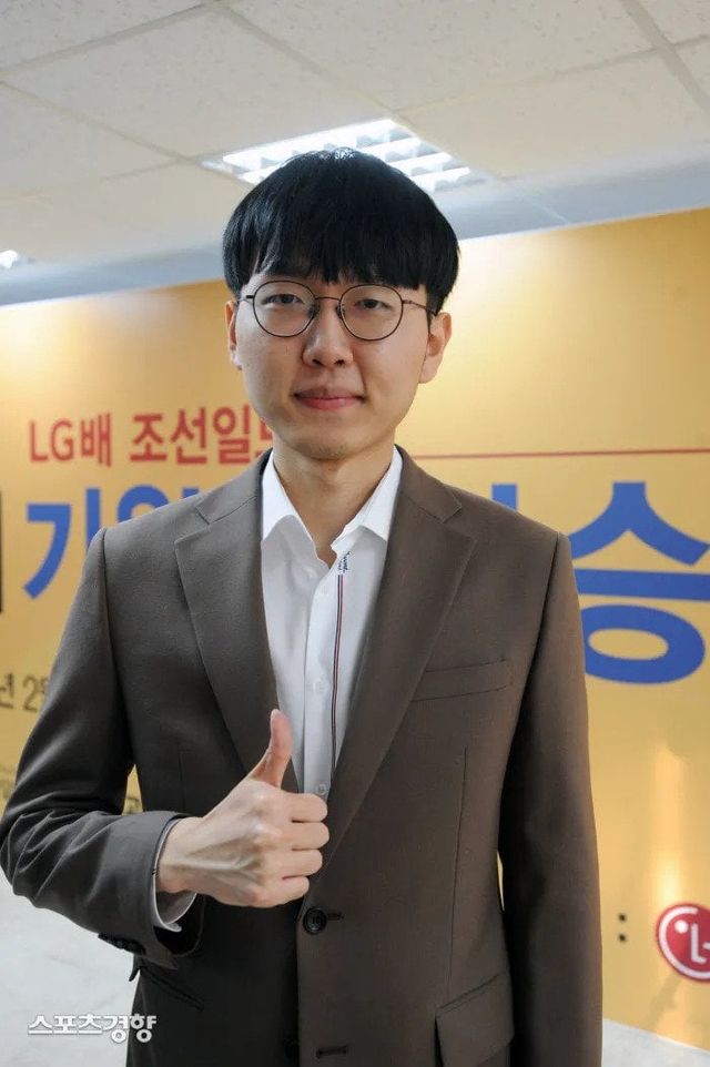 l_2022020902000471000086851.webp.ren.jpg [삼성화제배 16강 신진서vs커 제] 신진서 커제 상대 미친 역전 9연승!!!!!!!!!