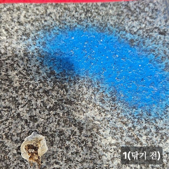 실제로 락카 지우고 있는 동덕여대 시위꾼들.jpg