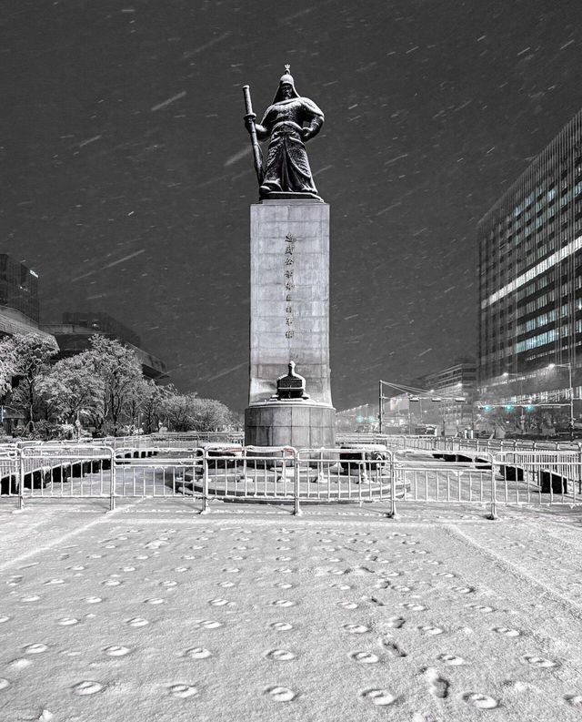 43a2ae2189c25f703c7c59c38253c4238abcac0acfb3d871976cb7d0a2f0802e.jpg 실시간 광화문 이순신 동상 근황 ㄷㄷㄷㄷㄷ