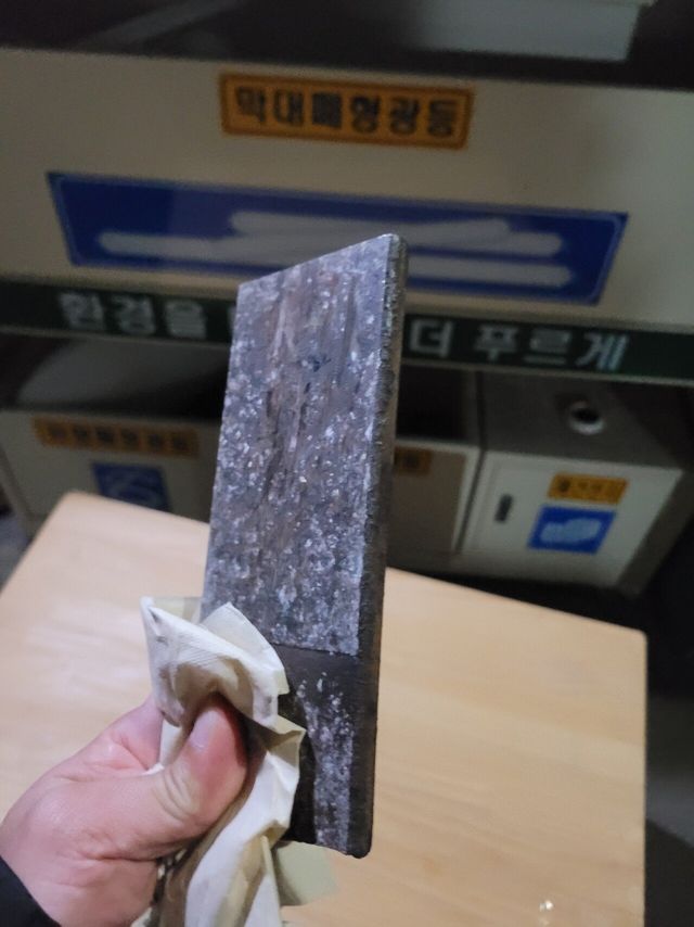 20241104_183952.jpg 오늘 오전에 도로 바닥에서 화물차 판스프링 줏었다