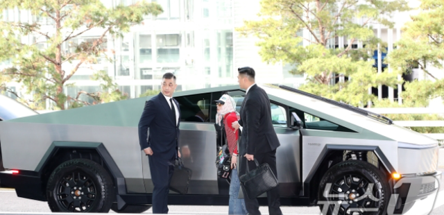 image.png 인천공항에 사이버 트럭 타고 온 지드래곤