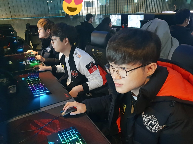 image.png 14만명이 투표한 페이커 카리나..jpg