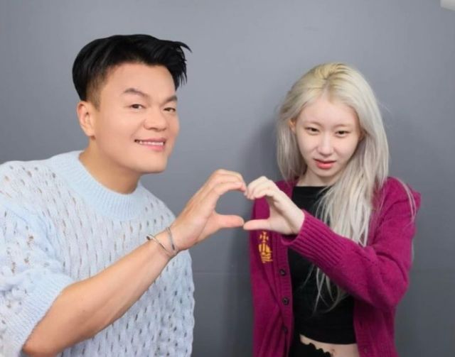 JYP랑 사진찍는 itzy 채령 ㅋㅋㅋㅋ