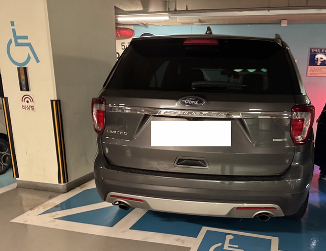 image.png 장애인 주차충 한명 박멸중이다 진짜 악질 씹 ㅋㅋ