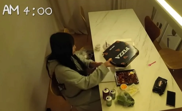 image.png 새벽 4시에 피자 시켜먹는 여자.....JPG