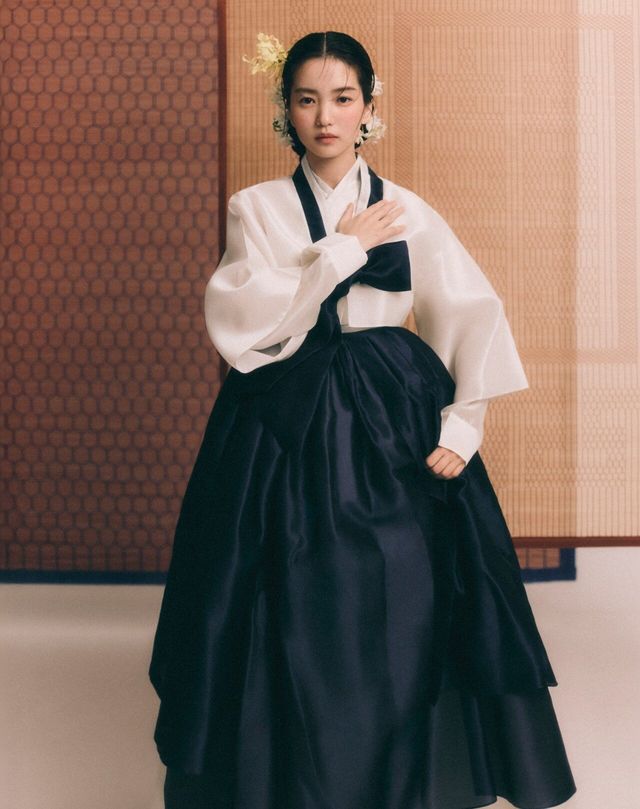1734483192393.jpg 곧 미국 타임스퀘어에 걸릴 김태리 한복 화보