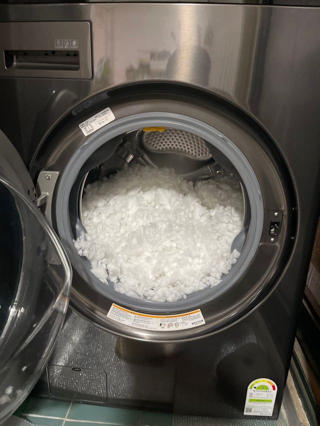 IMG_8132.jpeg 하....배개 세탁기돌리다가 세탁기에서 터졌다