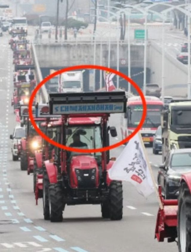 1.jpg 대북 제재 해제를 요구하는 트랙터 시위대