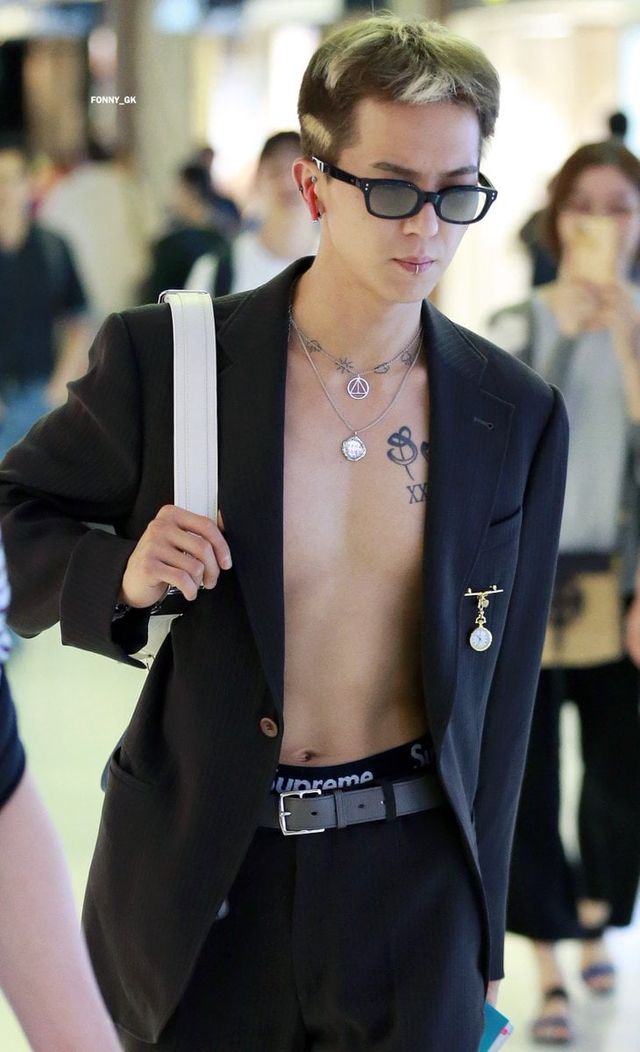 e7eb273d-62b1-4a28-9cdb-de4f6476e905.jpg 송민호 결국 상의 탈의하고 공항장에