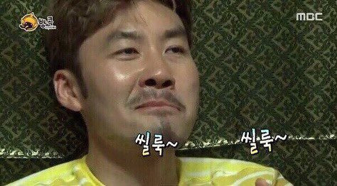 image.png 현재 막사에서 군복입고 TV보던 대령들 상황