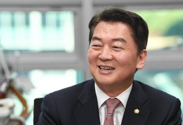 2022102618254176406_1666776341_0017608229.jpg 진짜 현 국회의원 중 정치 감각 1도 없는 사람 No.1