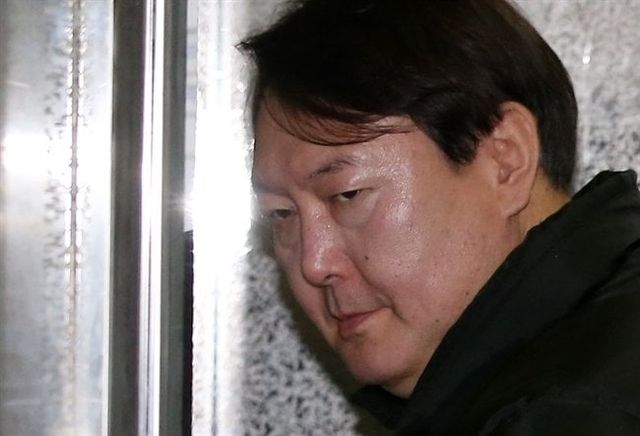 20170226000016162_1.jpg 여보 이제 그만 포기해요. 내가 뭐라고 그렇게까지...