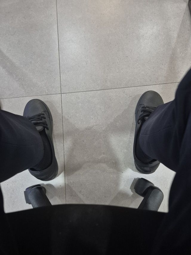 대기업 경비하고 있는데.. 직원인 동창친구랑 마주쳣다..ㅠ