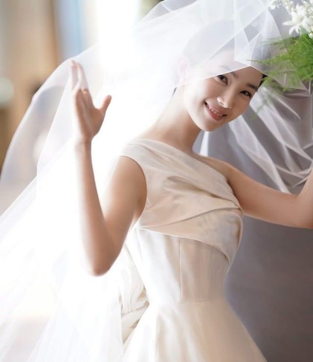 “남친이 있었어..?” 2일 전 갑자기 인스타에 깜짝 결혼 발표한 유명 여아나운서 -cboard