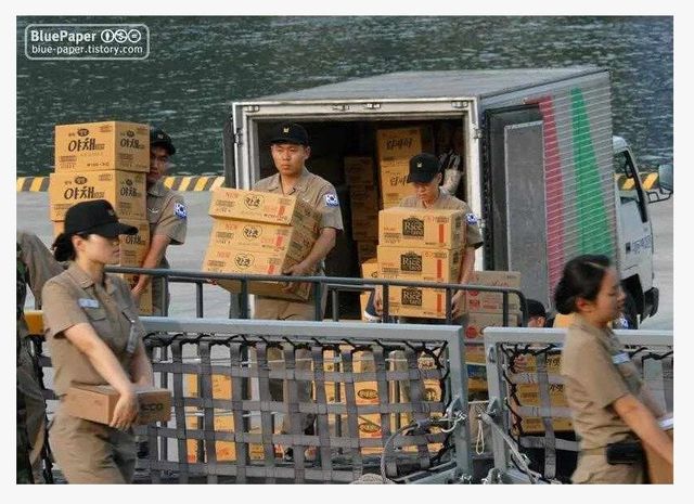 스크린샷_30-5-2024_83817_mlbpark.donga.com.jpeg 최고의 반향을 일으킨 여군 사진...jpg