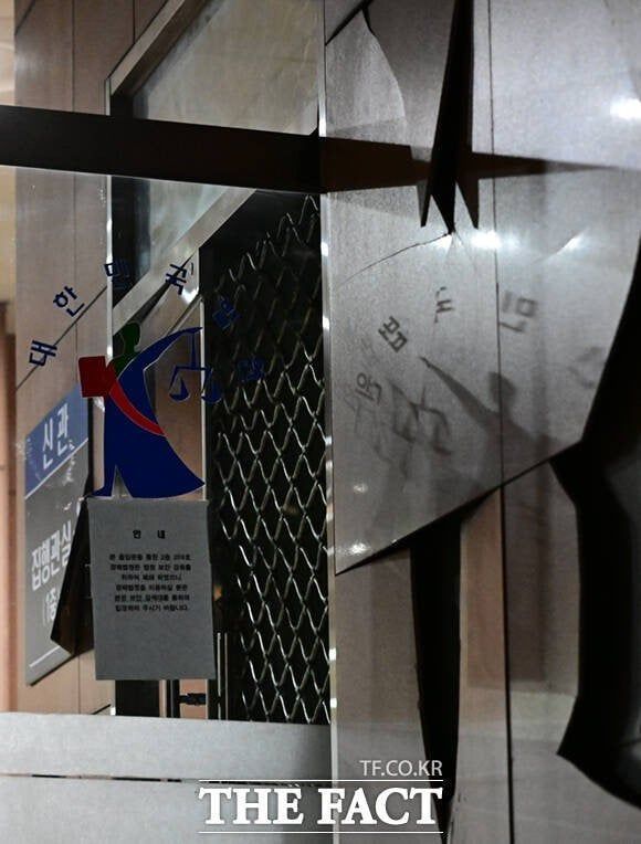 1000002793.jpg 대한민국 근황: 50일 동안 삼권분립 기관중 사법부, 입법부가 공격받음