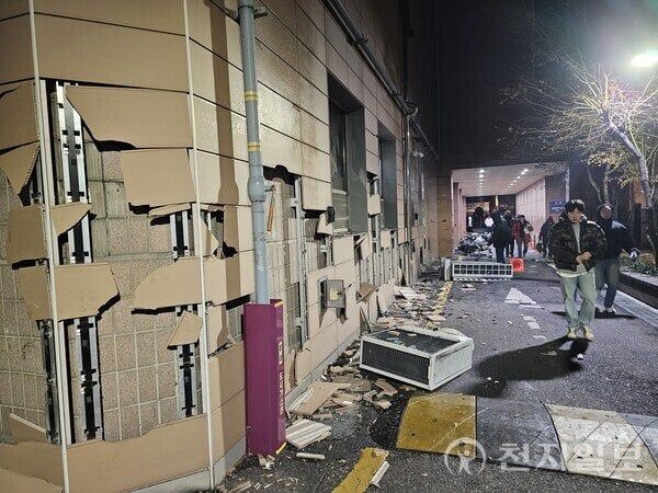 1000002792.jpg 대한민국 근황: 50일 동안 삼권분립 기관중 사법부, 입법부가 공격받음