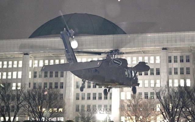 1000002786.jpg 대한민국 근황: 50일 동안 삼권분립 기관중 사법부, 입법부가 공격받음