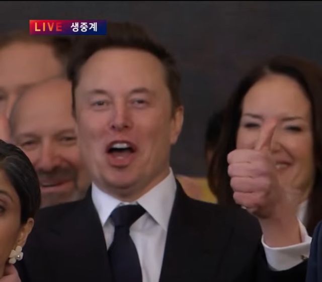 실시간 머스크 표정