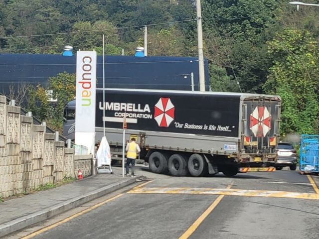 F7A0932A-323E-48AB-9B4F-BBBFA9263051.jpeg 쿠팡 물류센터에 의문의 수송트럭 등장 ㄷㄷㄷ