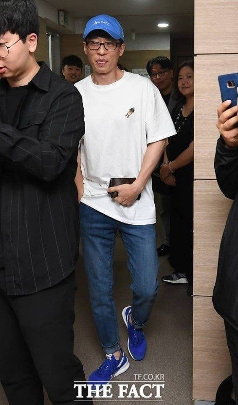 카리나 빨간옷이 논란 되는게 이해가 안가는 점