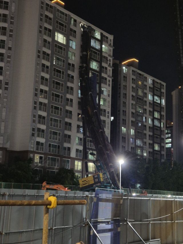 20250605_224829.jpg 실시간 공사중이던 크레인 쓰러지면서 아파트 침ㄷㄷㄷㄷㄷㄷㄷㄷㄷ