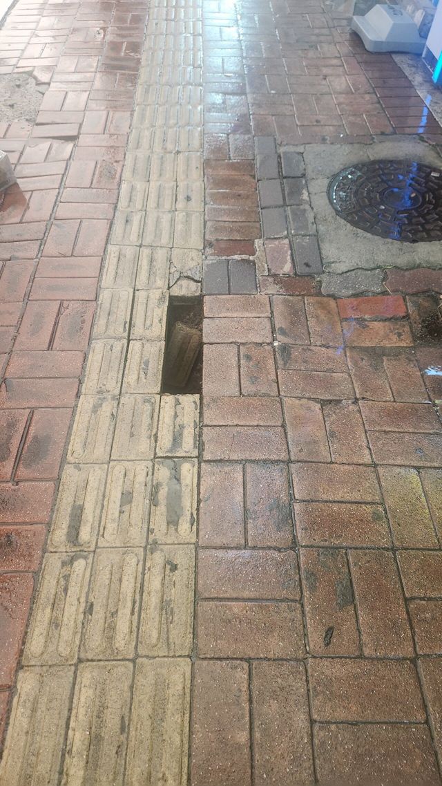 20250717_193904.heic.auto.jpg 비엄청 오네 ..씽크홀땜에 다쳤다..조심해라