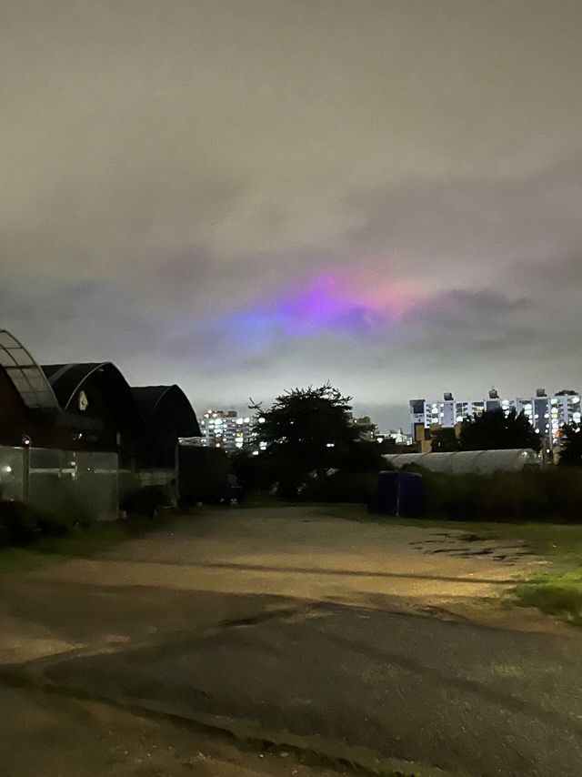 하늘에 이거 뭐임? 오로라임?