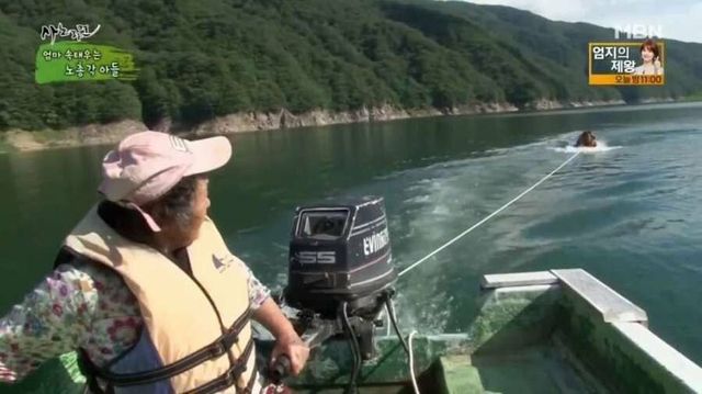 8338759735_486616_90c0a9a5cd5167b83b75213f9bf0ce6f.jpg 나이든 아들 걱정뿐인 노모, 아들과 물놀이.jpg