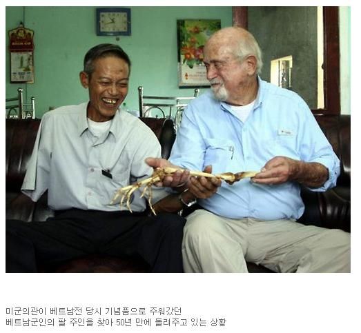 hu_1393745609_8068966163.jpg 군인이 잃어버린 걸 돌려주는 군의관.JPG