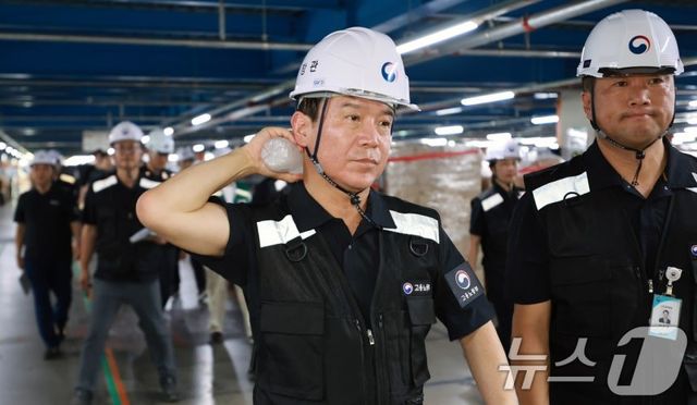 IMG_7858.jpeg 쿠팡 물류센터 불시점검 간 노동부장관 표정 ㅋㅋㅋ