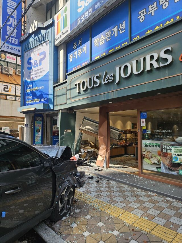 우리동네 투싼 상가돌진함 ㄷㄷ