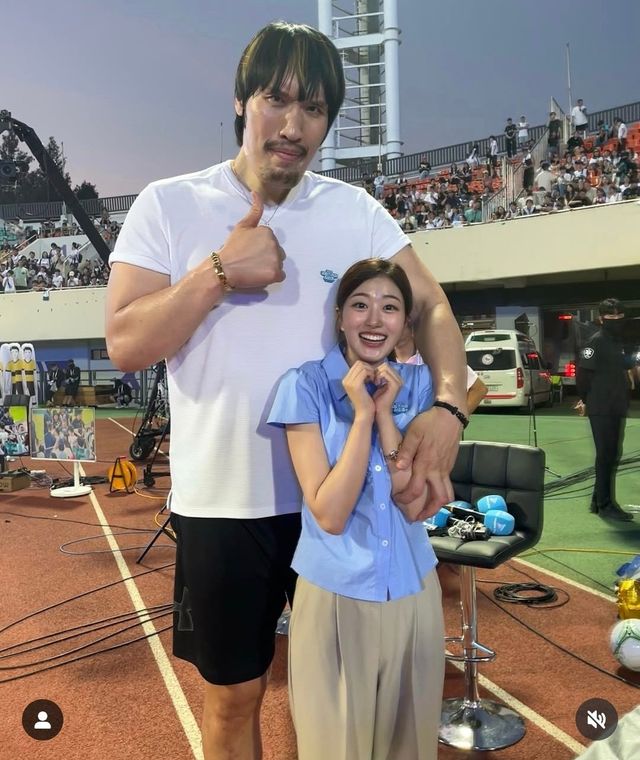 최홍만과 사진 찍은 쿠팡플레이 여자아나운서.jpg