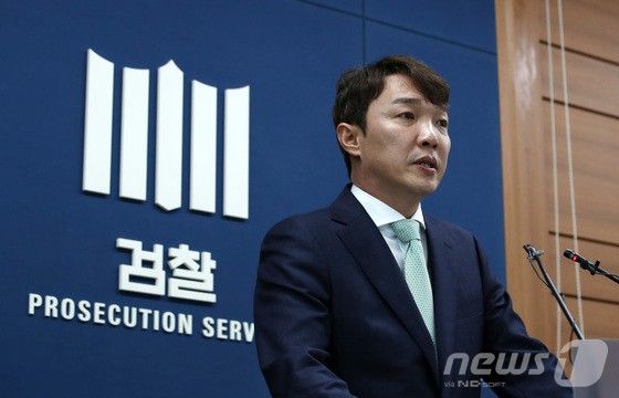 이정섭 서울중앙지검 공정거래조사부 부장검사가 20일 오전 서울 서초구 서울고등검찰청에서 국내 가구업체들의 2조3261억원 규모 아파트 빌트인가구 입찰담합 사건 수사결과를 발표하고 있다.검찰은 9년 동안 아파트용 특판가구(빌트인 가구) 가격을 담합한 가구업체 8곳(한샘, 한샘넥서스, 넵스, 에넥스, 넥시스, 우아미, 선앤엘인테리어, 리버스)과 최양하 전 한샘 회장을 포함한 가구업체 전·현직 대표 6명 등 업체 관계자 12명을 건설산업기본법위반 및 공정거래법위반 혐의로 불구속 기소했다.