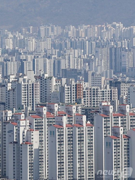 4월 서울의 아파트 입주 예정 물량이 2014년 7월 이후 9년만에 한 건도 없는것으로 나타났다. 한 부동산 거래업체의 조사에 따르면 4월 전국 아파트 입주 예정 물량은 전국 1만9065세대로 올해 월별 입주 물량 중 가장 적었다.지역별로 보면 서울 0가구, 수도권 1만769가구(경기 8천341가구·인천2천248가구), 지방 8천605가구(대구 3천57가구, 대전 1천747가구, 경북 1천717가구, 전북 1천104가구 등)가 입주할 예정이다.사진은 지난달 27일 서울 중구 남산에서 바라본 아파트 모습.