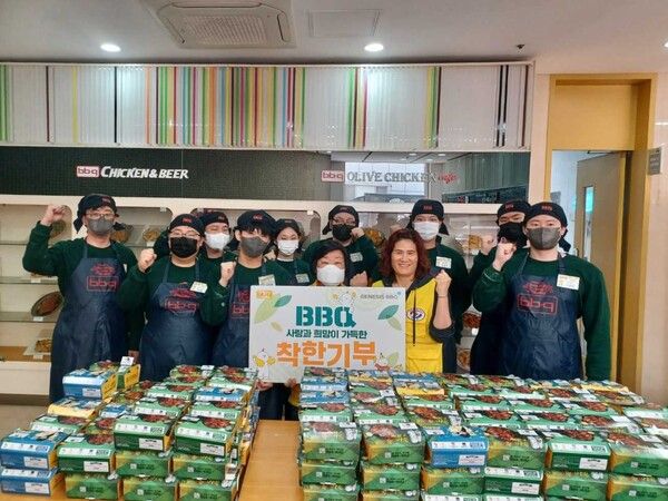BBQ가&nbsp;대한적십자사&nbsp;경기도지사&nbsp;광주지구협의와&nbsp;치킨대학&nbsp;착한기부를&nbsp;통해&nbsp;저소득층&nbsp;독거노인&nbsp;가정에&nbsp;치킨을&nbsp;기부하고&nbsp;있다. 사진=제너시스BBQ 제공 [뉴스락]&nbsp;