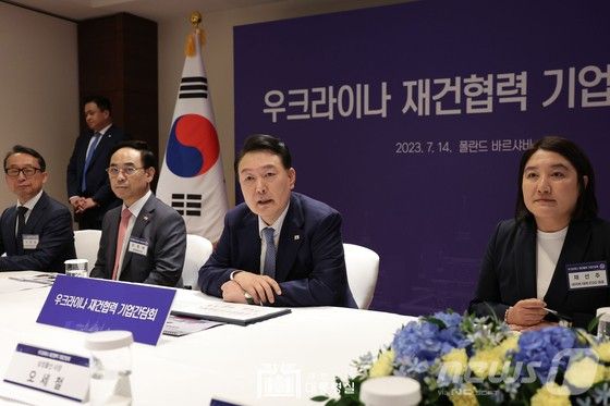 윤석열 대통령이 14일(현지시간) 폴란드 바르샤바 시내의 한 호텔에서 열린 우크라이나 재건협력 기업간담회에서 발언하고 있다. (대통령실 홈페이지)