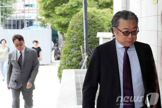 고(故) 조중훈 전 한진그룹 회장으로부터 상속받은 해외 계좌를 신고하지 않은 혐의로 기소된 조정호 메리츠금융지주 회장이 2019년 6월 26일 오후 서울 양천구 서울남부지방법원에서 열린 국세조세조정에관한 법률 위반 등 선고공판에 출석하고 있다.이날 재판부는 조정호에게 벌금 20억원을 선고했다.