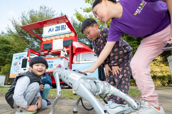 이번 캠핑에는&nbsp;KT&nbsp;유무선 상품을 장기 이용 중인 고객&nbsp;89가족을 초대했다. KT 제공 [뉴스락]
