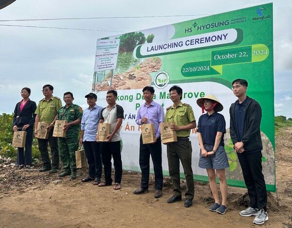 HS효성첨단소재가&nbsp;22일 베트남 짜빈성 미롱남 마을에서&nbsp;‘HS효성첨단소재 메콩델타 맹그로브 프로젝트’의 시작을 알리는 행사를 진행했다. HS효성 제공 [뉴스락]