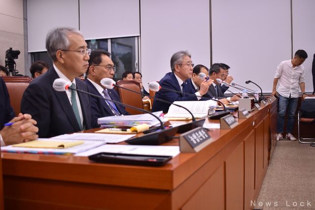 농협중앙회장이 국회 농림축산식품해양수산회 국정감사에서 의원 질의에 답변하고 있다. 사진 = 황민영 기자 [뉴스락]&nbsp;&nbsp;
