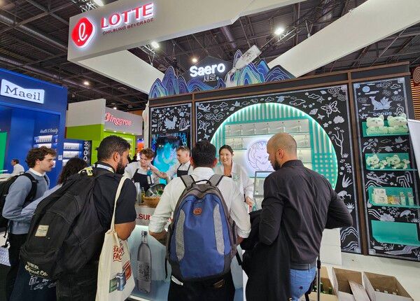 관람객들이 칵테일 시음존에서 롯데칠성음료 제품 베이스 칵테일을 시음하고 있다. 롯데칠성음료 제공 [뉴스락]