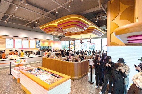 SPC비알코리아가 운영하는 던킨이 이달 초 출시한 ‘두바이 스타일 초콜릿 도넛’의 뜨거운 소비자 반응에 힘입어 판매 매장을 대폭 확대한다. SPC비알코리아 제공 [뉴스락]